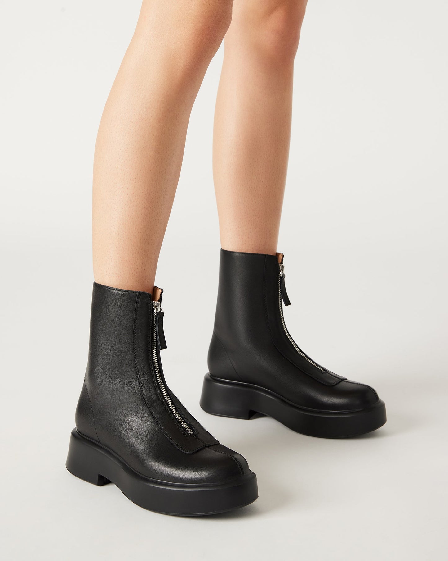 LFY TRAD Jones Black Leather